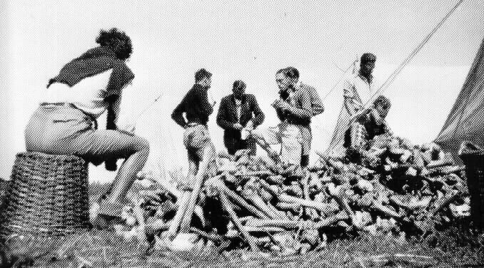 Opgegraven beenderen van Schokkers Opgegraven beenderen van Schokkers. Foto uit bezit van Dr. De Froe, 1940.