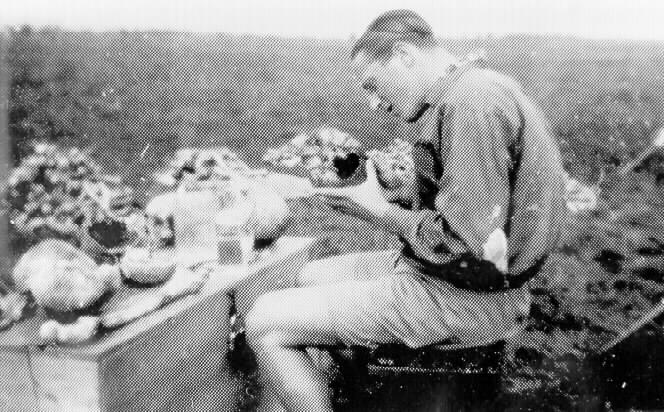 Een schedel van een Schokker wordt bekeken Een schedel van een Schokker wordt bekeken. Foto uit bezit van Dr. De Froe, 1940.